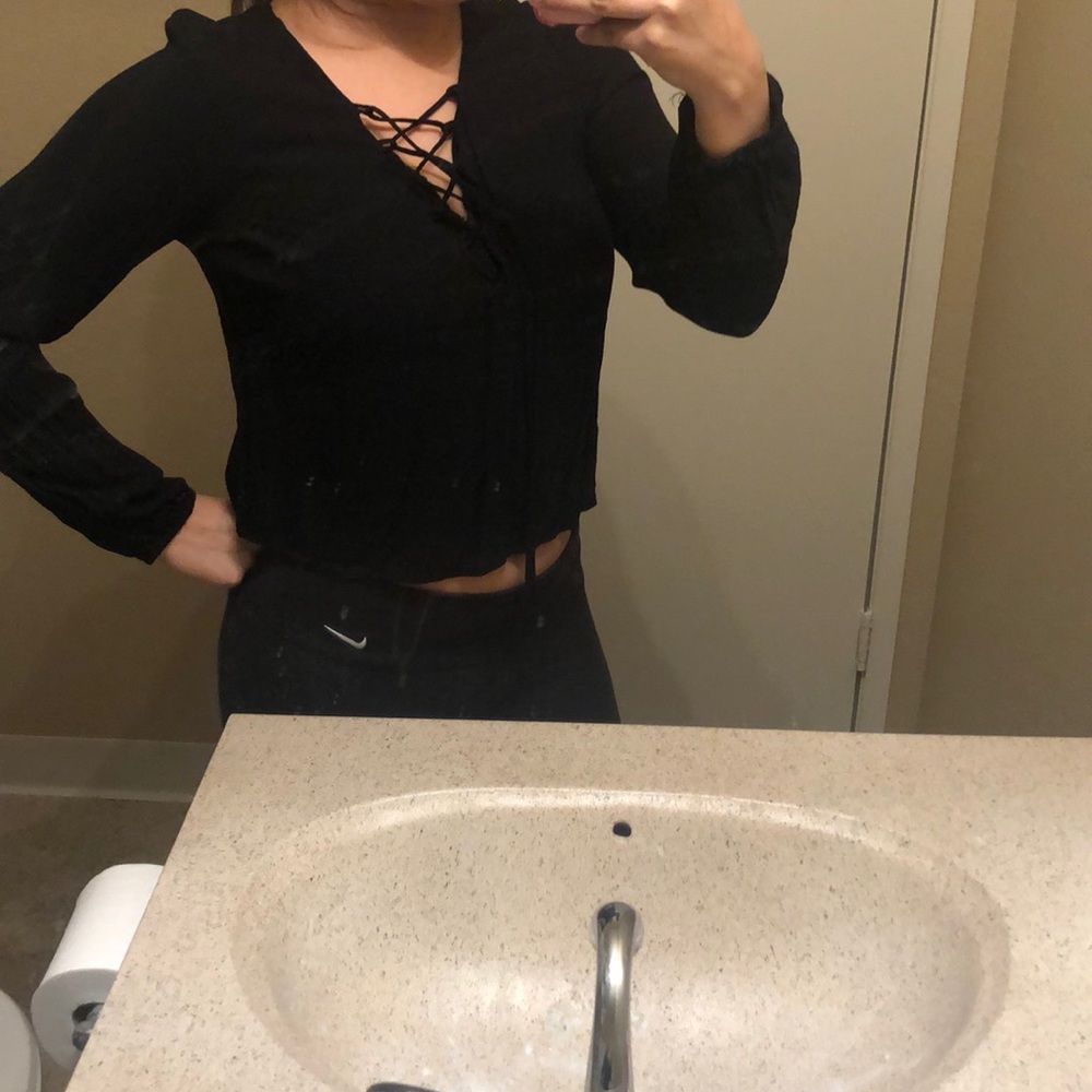 Black long sleeved crop